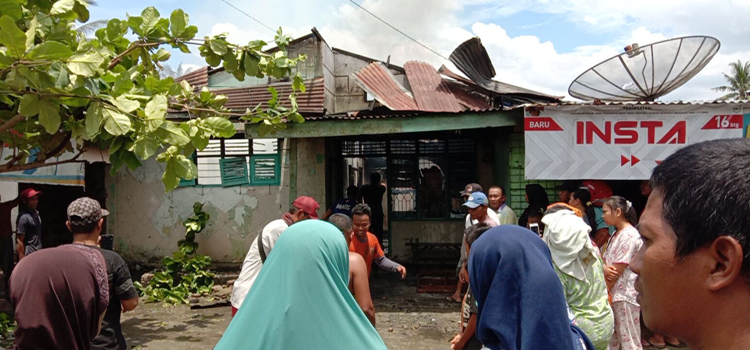 Warga Jalan Mangga Kedai Ledang, di Hebohkan Dengan Dua Unit Rumah Hangus Terbakar