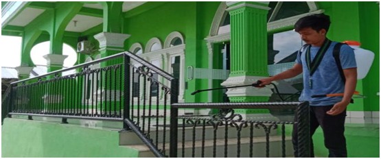 Putus Mata Rantai Covid-19, HMI Madina Semprot Disinfektan ke Masjid