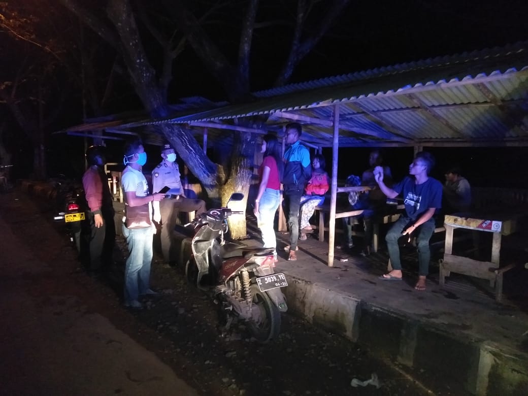 Pandemi Corona, Polisi Bubarkan Remaja Lagi Asyik Malam Mingguan