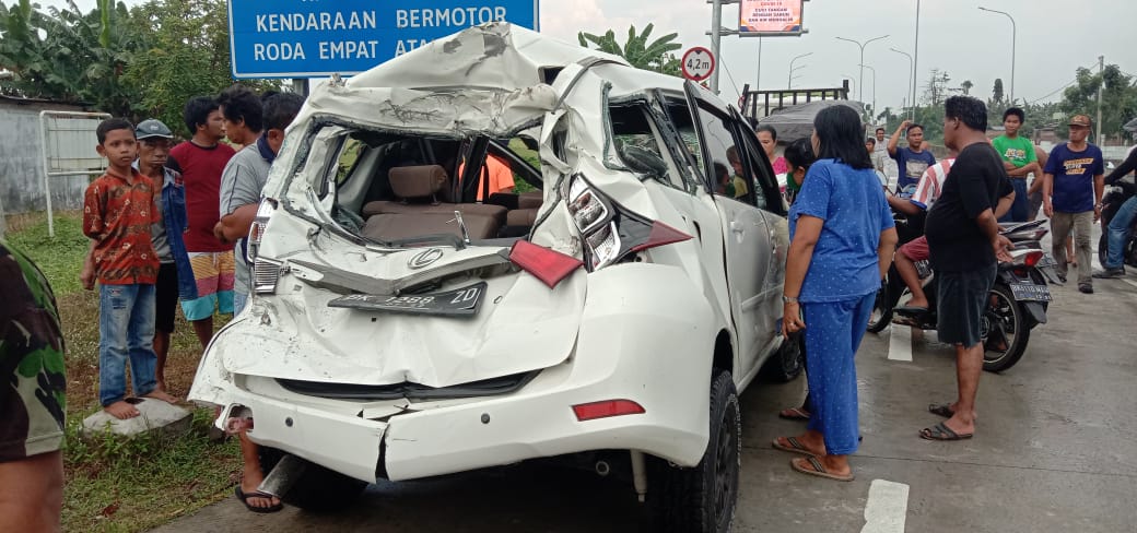 Kecelakaan di Deli Serdang, Dump Truk Oleng Tabrak Minibus