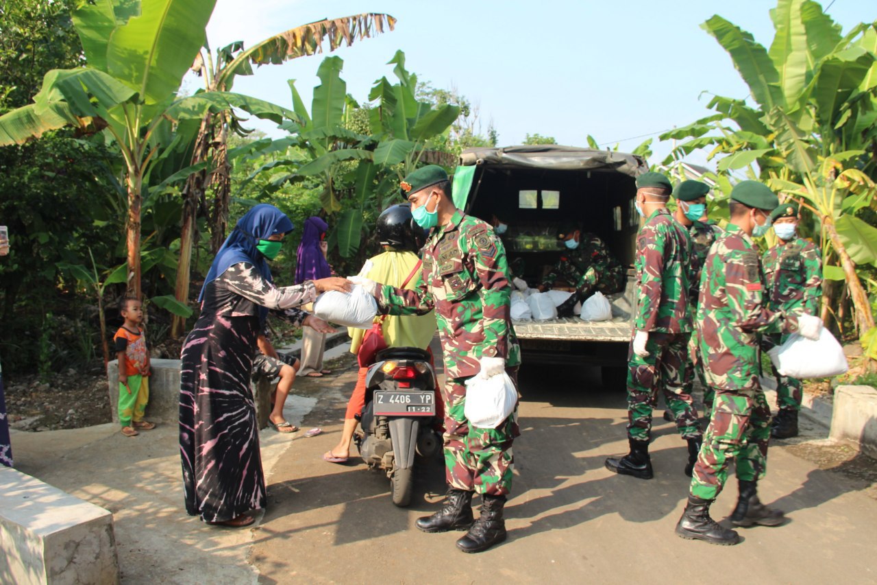 Warga Banjar Berdiri di Depan Rumah, Tunggu TNI Bagikan Sembako