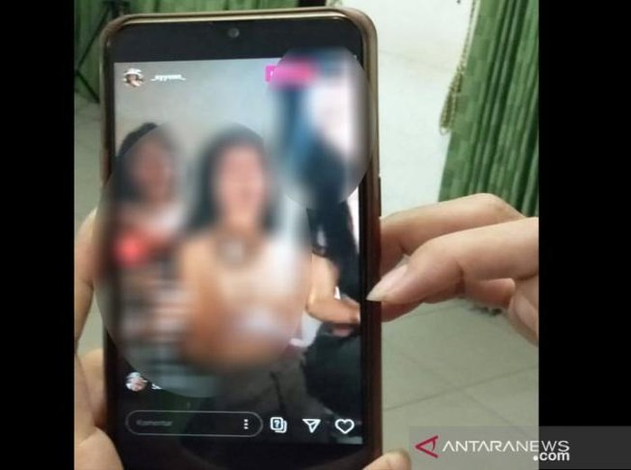 Viral 3 Siswi SMA Buka Bra saat Live IG, Diamankan Polisi