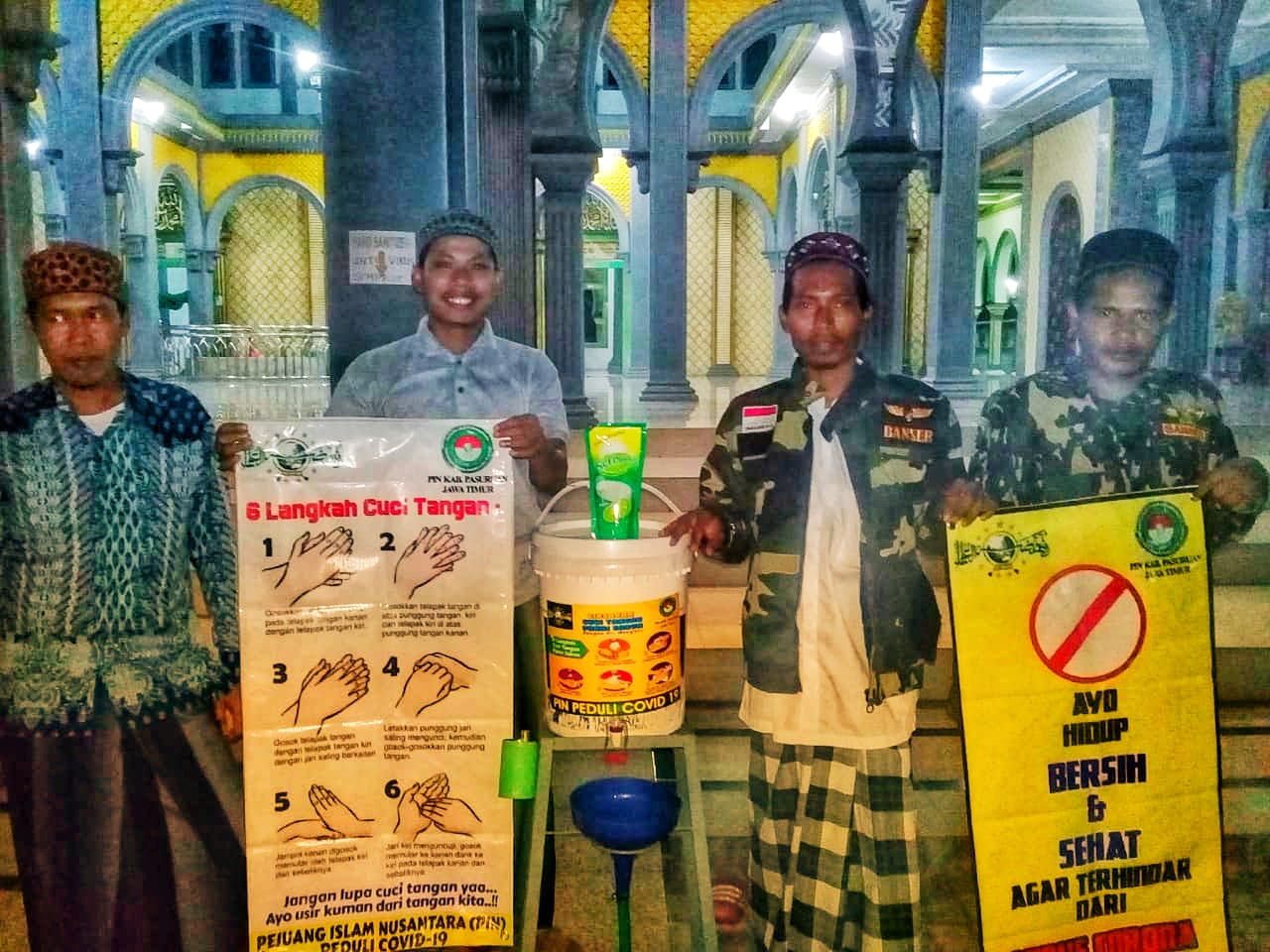 Pejuang Islam Nusantara, Bagikan Alat Cuci Tangan di Masjid TibanPejuang Islam Nusantara, Bagikan Alat Cuci Tangan di Masjid Tiban