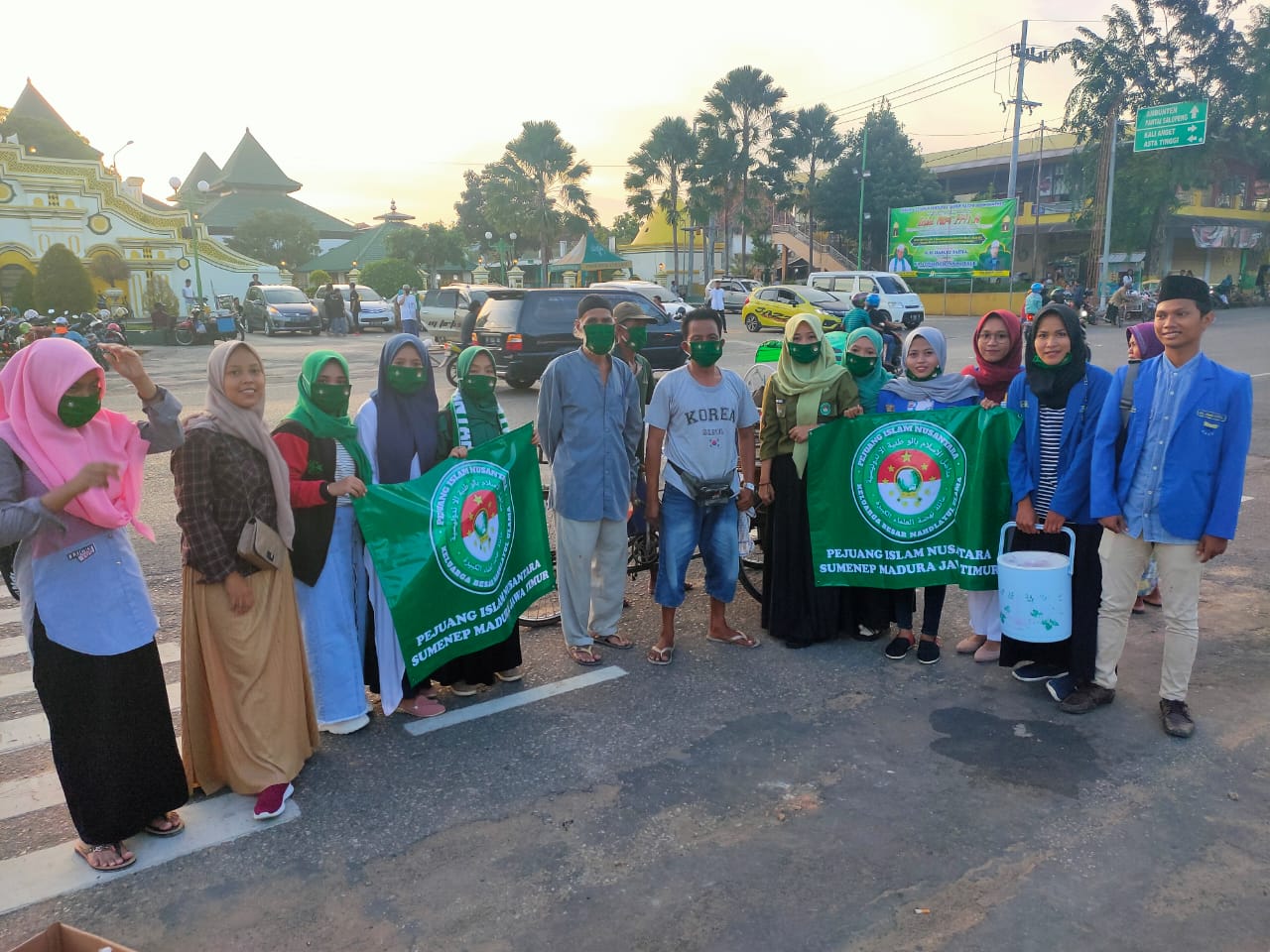 Pejuang Islam Nusantara Sumenep bersama PMII dan Banser, Bagikan Takjil dan Masker