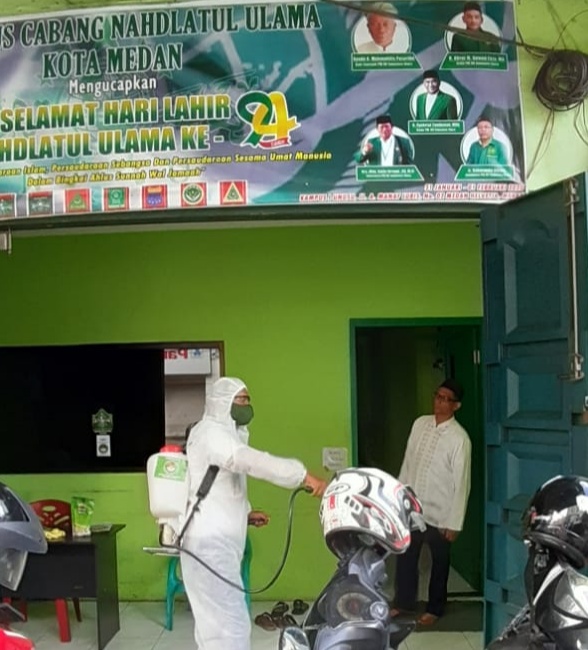 Pejuang Islam Nusantara Sumut, Semprot Disinfektan di Kantor PC NU Medan