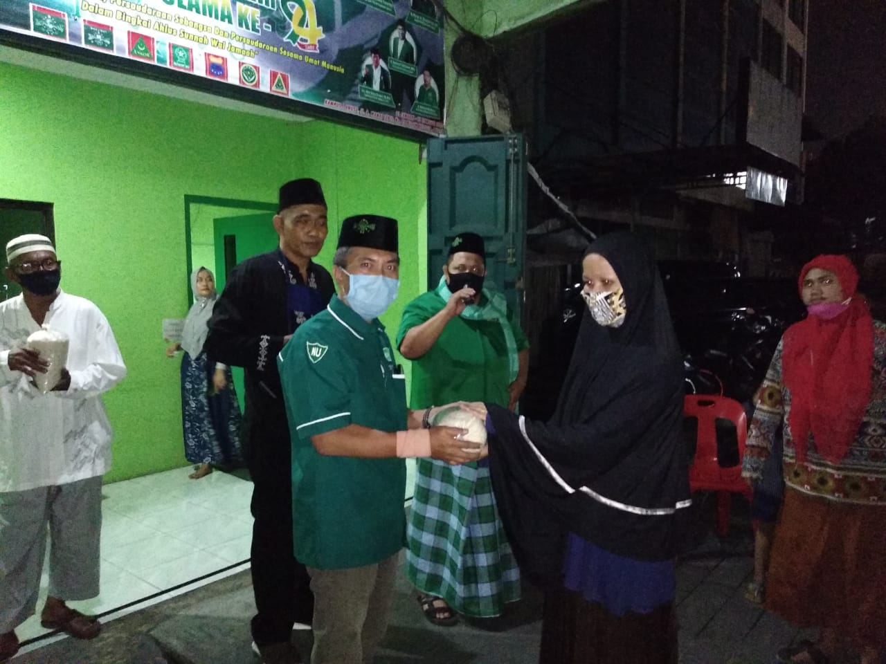 NU Medan, Berbagi Sembako dengan Masyarakat di Malam Idul Fitri