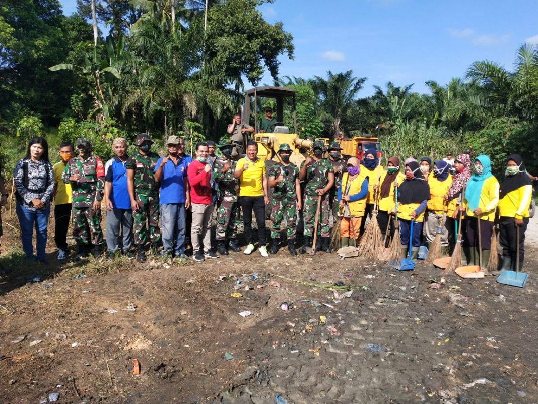 Camat Rantau Utara, Berkerjasama dengan DLH dan TNI Ciptakan Lingkungan Nyaman dan Bersih