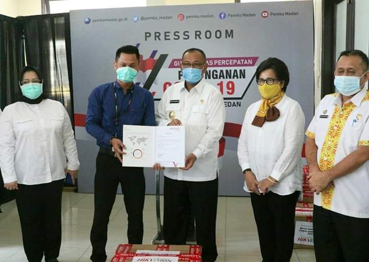 Bantu Perangi Covid-19, Hikvision Serahkan APD dan Masker ke Pemko Medan