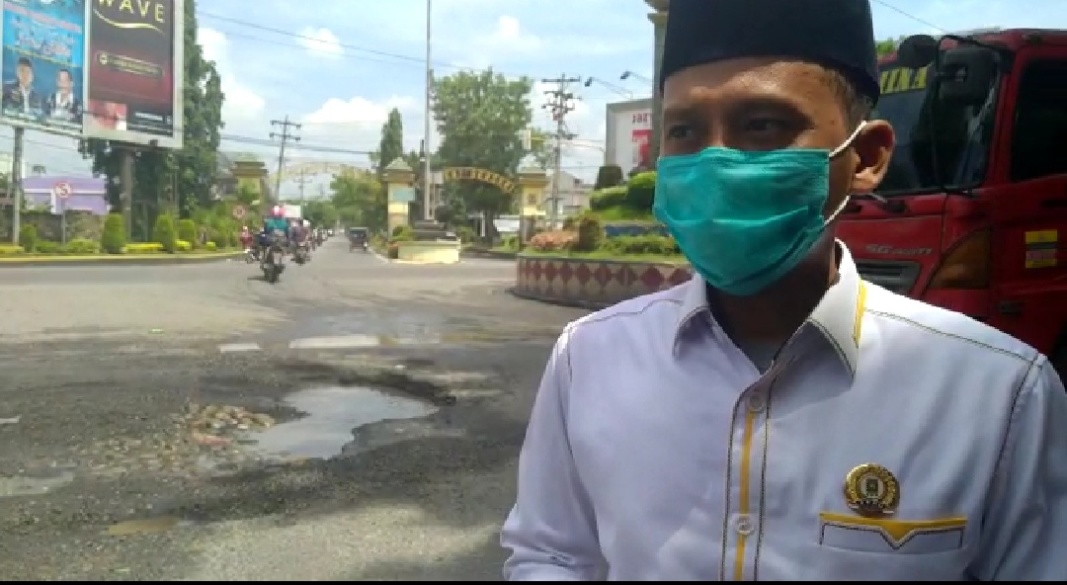 Jalan Berlubang dan Tergenang Air di Simpang Maut Stabat, Anggota DPRD Berharap Secepatnya Diperbaiki