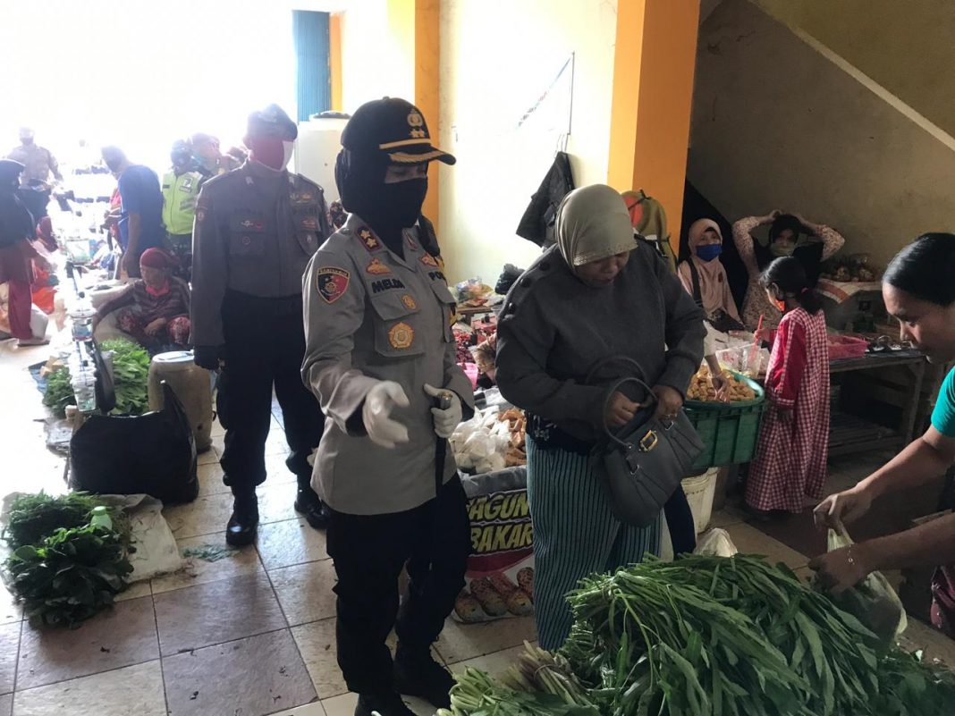 Kapolres Banjar, Himbau Masyarakat di Pasar Taati Protkol KesehatanKapolres Banjar, Himbau Masyarakat di Pasar Taati Protkol Kesehatan
