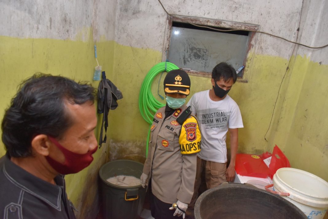 Polres Banjar, Geledah Rumah Penjual Minuman Tuak (2)