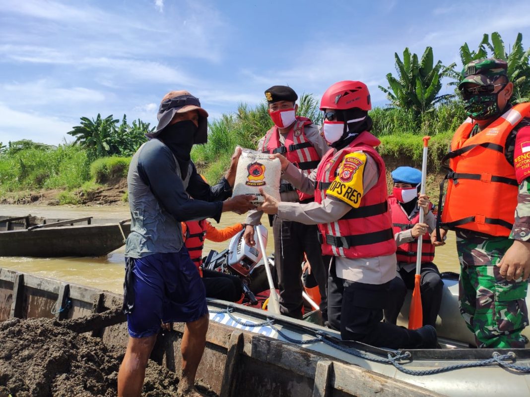 TNI-Polri Peduli Kemanusiaan, Polres Banjar Kembali Bagikan Bansos Disepanjang Bantaran Sungai Cijolang
