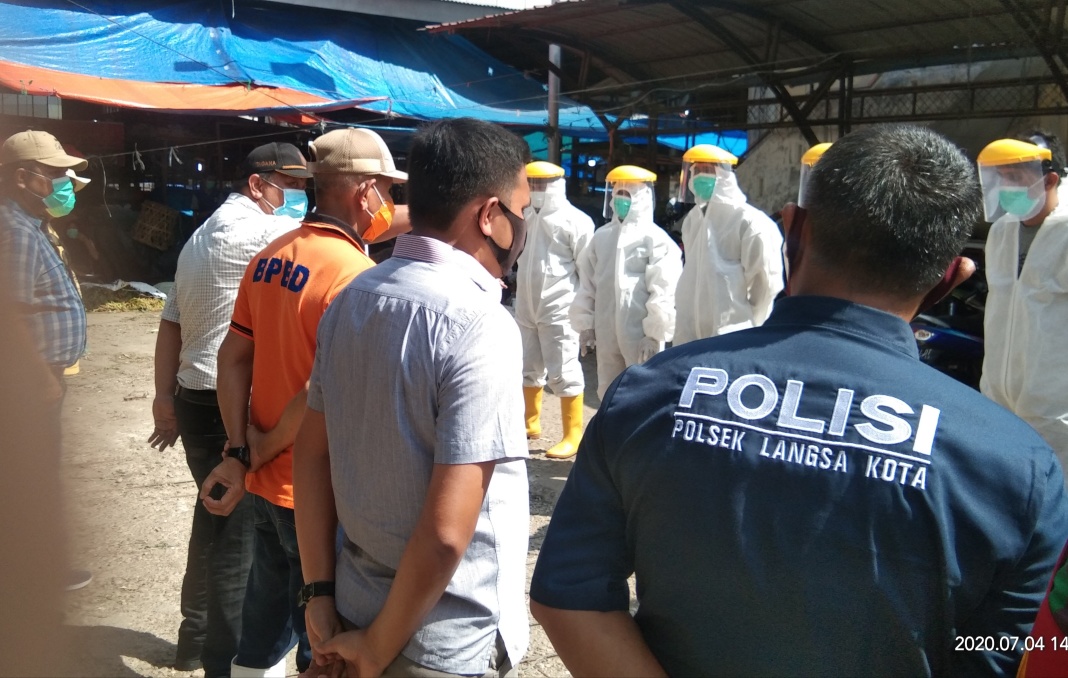 BPBD Langsa Bersama TNI dan Polri Melakukan penyemprotan disinfektan di Pasar Langsa.
