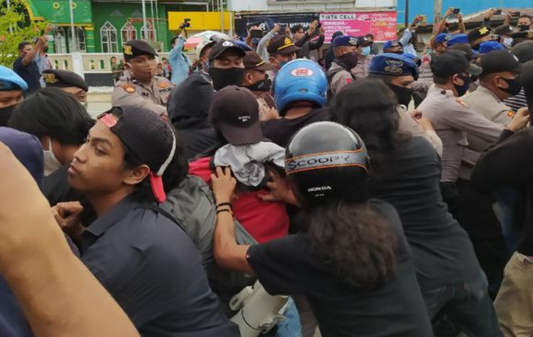 Demo Tolak TKA Sultra, Aparat Diduga Pukul Pedemo dan Wartawan