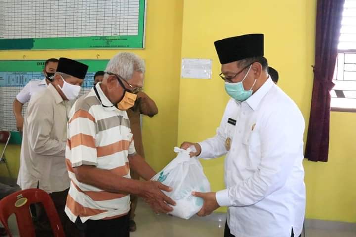 Akhyar Salurkan Zakat Baznas Kota Medan-Sumut kepada 100 Mustahiq di Medan Tuntungan