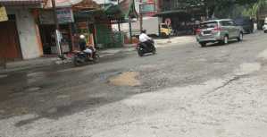 Jalan Berlubang dan Tergenang Air di Simpang Maut Stabat, DPRD Minta Kejelasan PDAM (2)