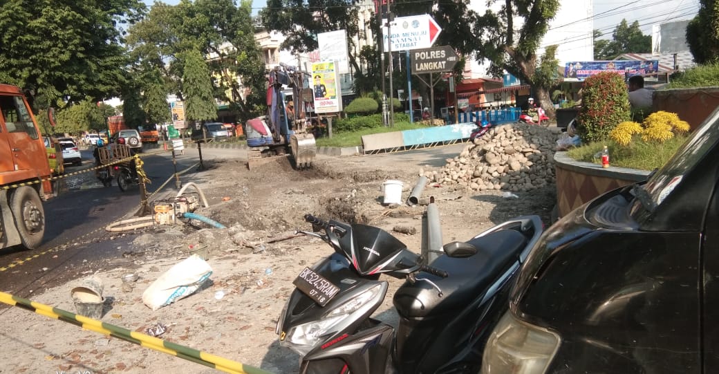 Jalan Berlubang dan Tergenang Air di Simpang Maut Stabat, DPRD Minta Kejelasan PDAM