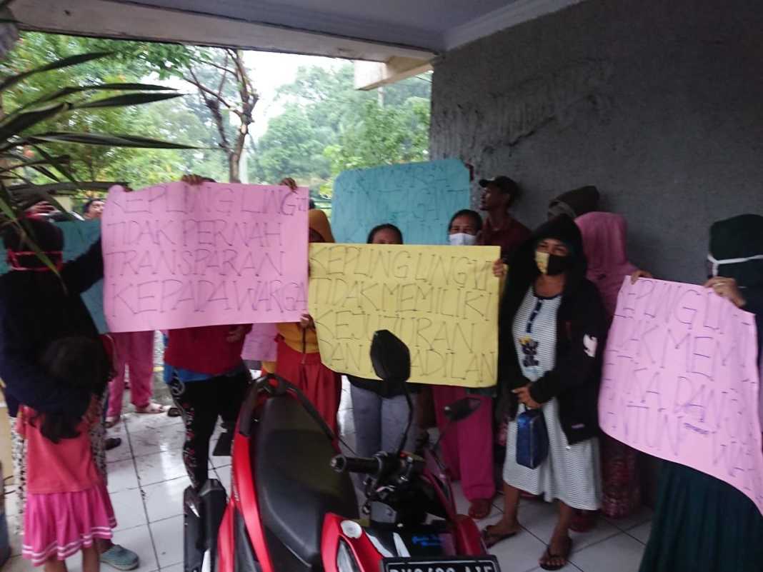 Puluhan Emak-Emak, Geruduk Kantor Lurah Tanjung Mulia