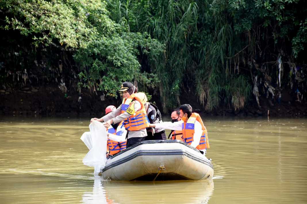 Pemko Banjar Bersama Kapolres Tebar Bibit Ikan di Bantaran Sungai Citanduy