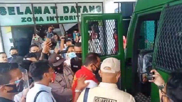 Sekwan DPRD Batam Ditetapkan Tersangka dan Langsung Ditahan Jaksa