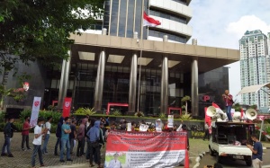 Aksi Mahasiswa di Gedung KPK, Desak KPK Panggil dan Periksa Bupati Halmahera Selatan (2)