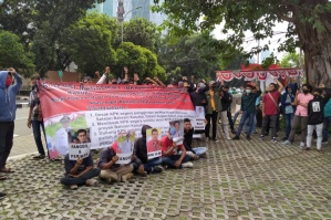 Aksi Mahasiswa di Gedung KPK, Desak KPK Panggil dan Periksa Bupati Halmahera Selatan (3)