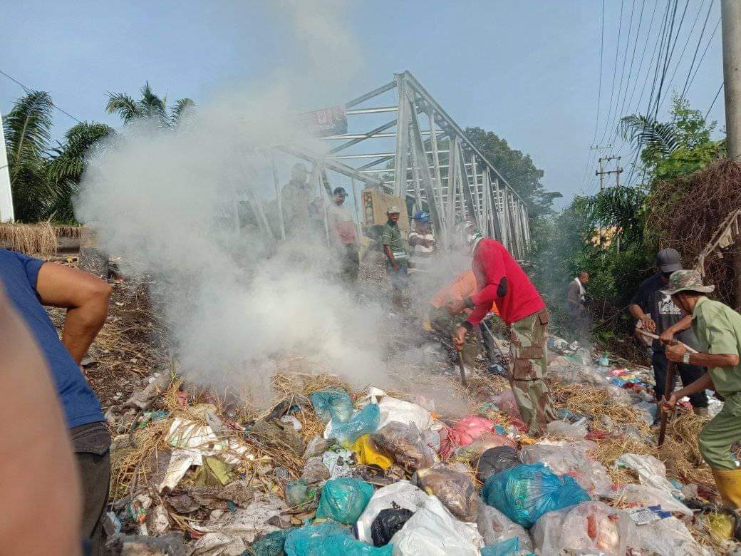 Sampah Berserakan di Pinggiran Sungai Pelawi Langkat, Masyarakat Bergotong Royong