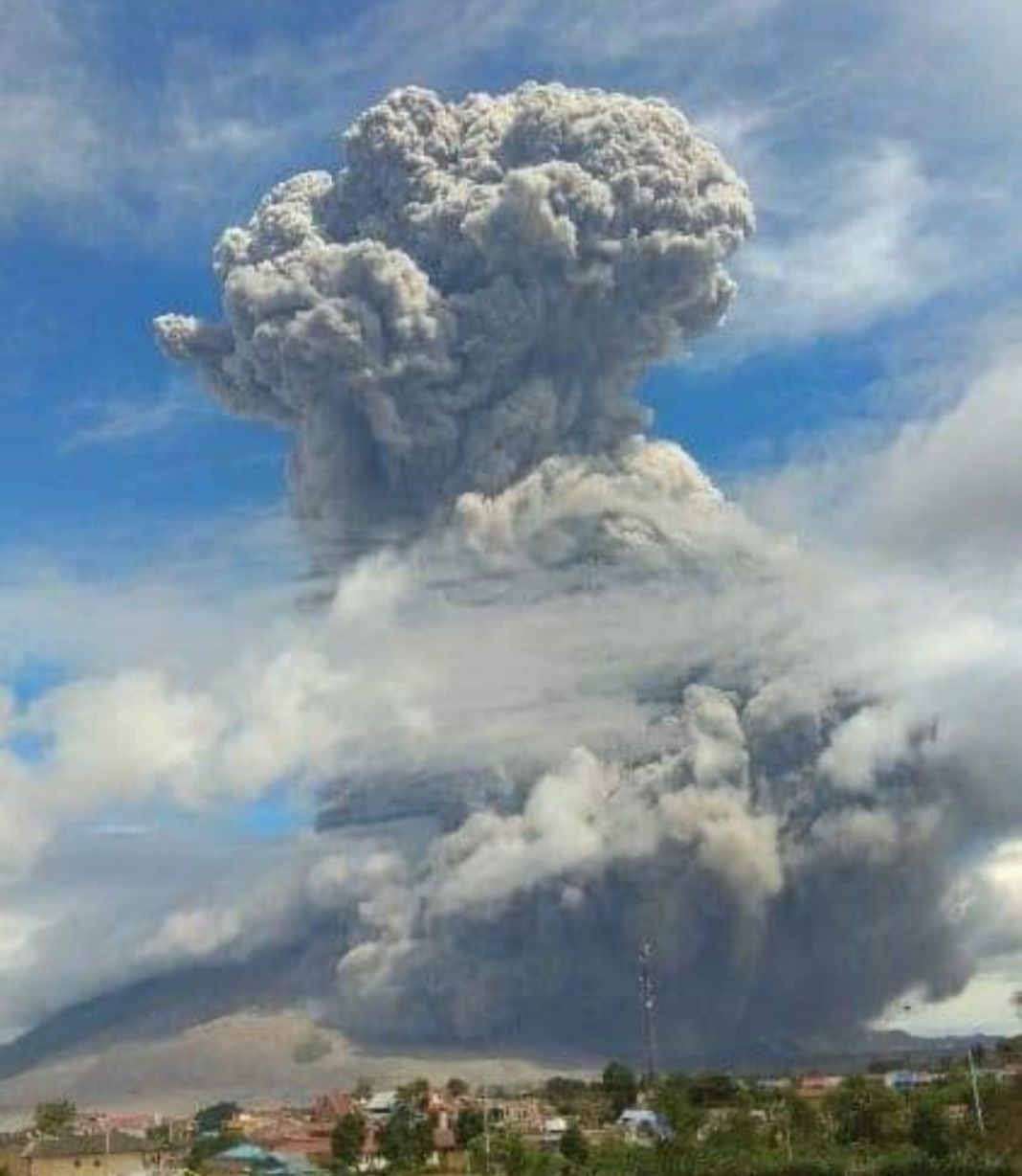 Gunung Sinabung Erupsi Kembali, Berstatus Level III (Siaga)