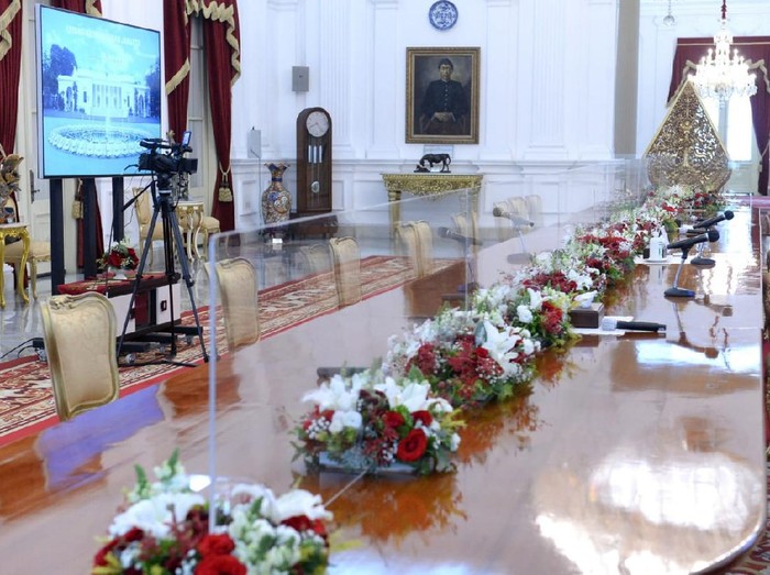 Istana Perketat Protokol Kesehatan, Meja Jokowi Terima Tamu Disekat