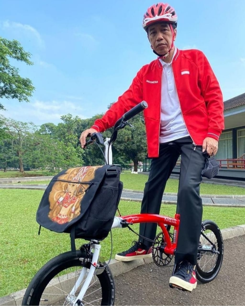 Presiden Jokowi, Berolahraga Gunakan Sepeda Lipat Kreuz Buatan Indonesia (2)