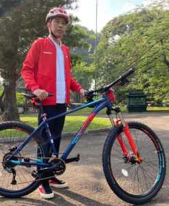 Presiden Jokowi, Berolahraga Gunakan Sepeda Lipat Kreuz Buatan Indonesia (3)