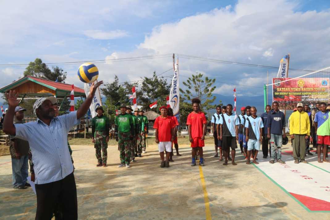 Sambut HUT RI ke-75, TNI Buat Lomba Bola Voli untuk Masyarakat Papua