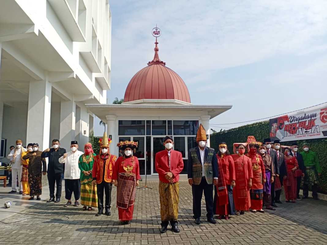 Upacara HUT RI ke-75, PDIP Sumatera Utara Gunakan Baju Adat