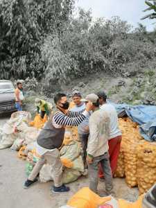 Yatim Mandiri, Memberikan Bantuan Sembako dan Masker Kepada Masyarakat Yang Terdampak Erupsi Gunung Sinabung