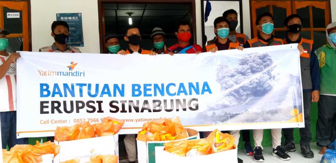 Yatim Mandiri Memberikan Bantuan Sembako dan Masker Kepada Masyarakat Yang Terdampak Erupsi Gunung Sinabung