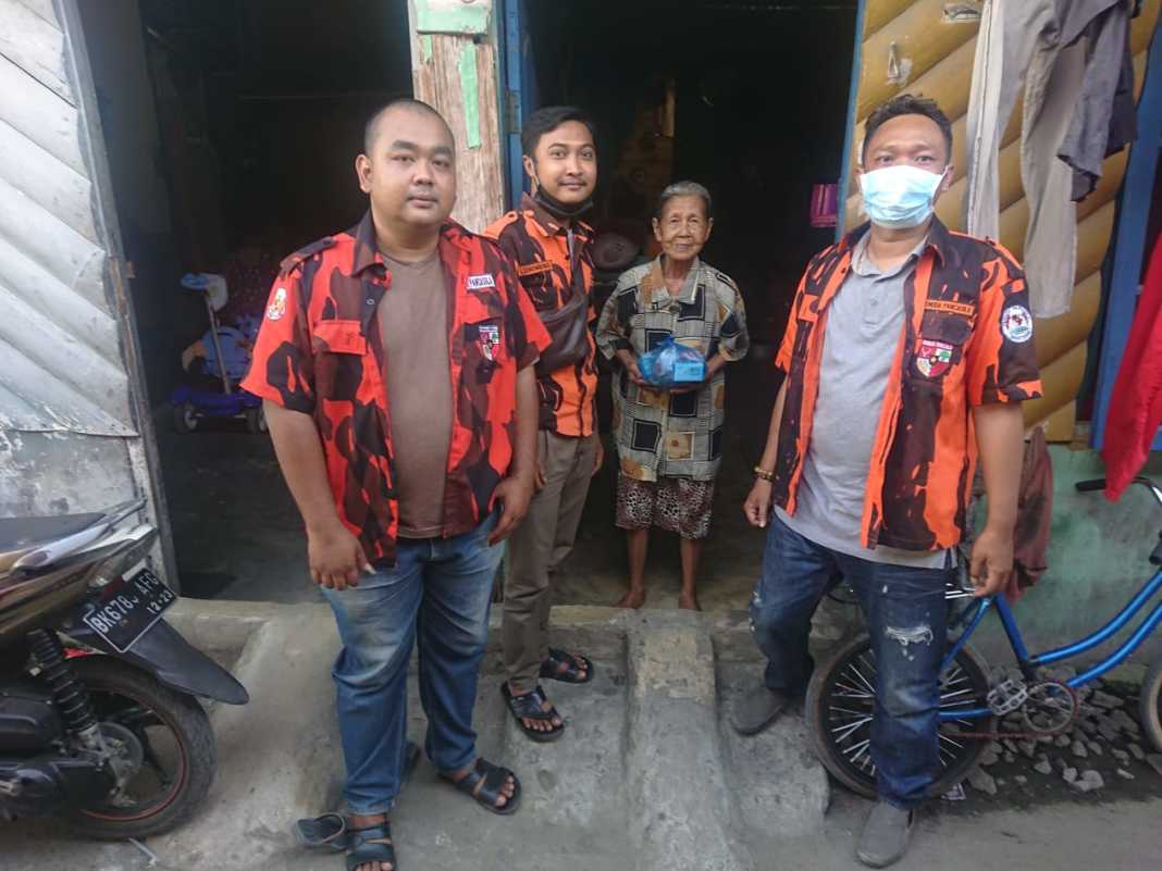 PP Tanjung Mulia Hilir Bagikan Sembako di Tengah Covid-19
