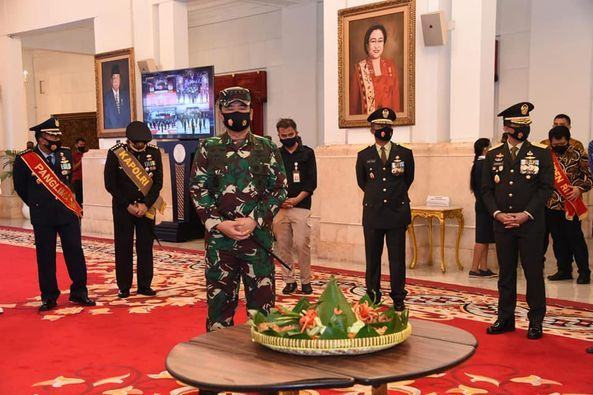Panglima TNI Hadi Tjahjanto, Tinjau Gladi Bersih Jelang HUT Ke-75 TNI di Istana Negara