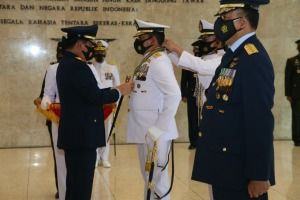 Panglima TNI Hadi Tjahjanto, Sematkan Bintang Kehormatan Republik Indonesia Kepada Kasal dan Kasau