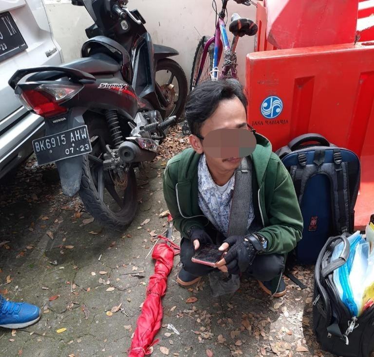 Aksi di DPRD Sumut, Polisi Amankan Seorang Pengendara Motor Bawa Klewang 