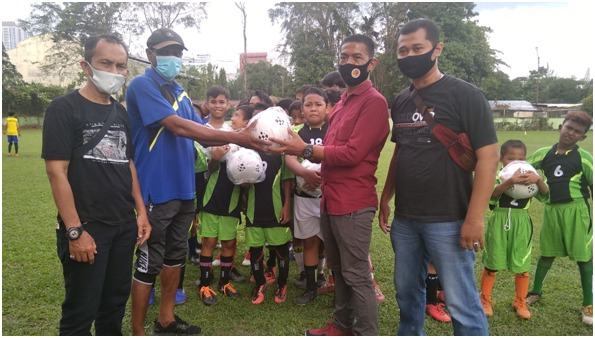 Relawan Bobby Nasution, Berikan Bantuan Bola Kaki ke Sekolah Sepak Bola GTH Kebun Bunga