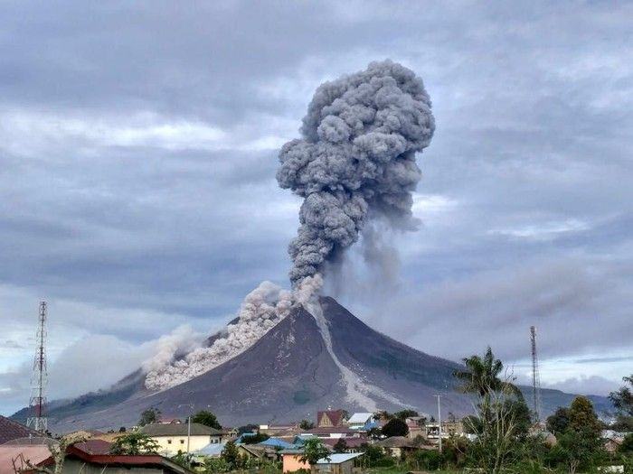 Gunung Sinabung Kembali Erupsi Semburkan Awan Panas Sejauh 2500 Meter