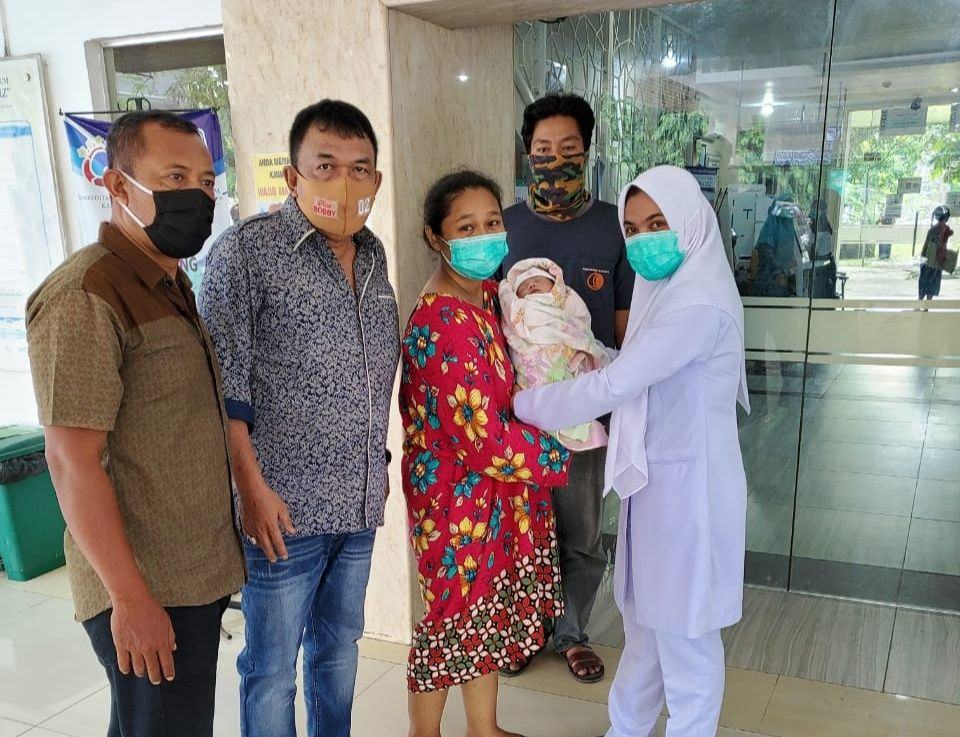 Pembina Relawan Bobby Pasti Erwan Rozadi Nasution Bantu Biaya Persalinan Warga Jalan Persatuan Helvetia