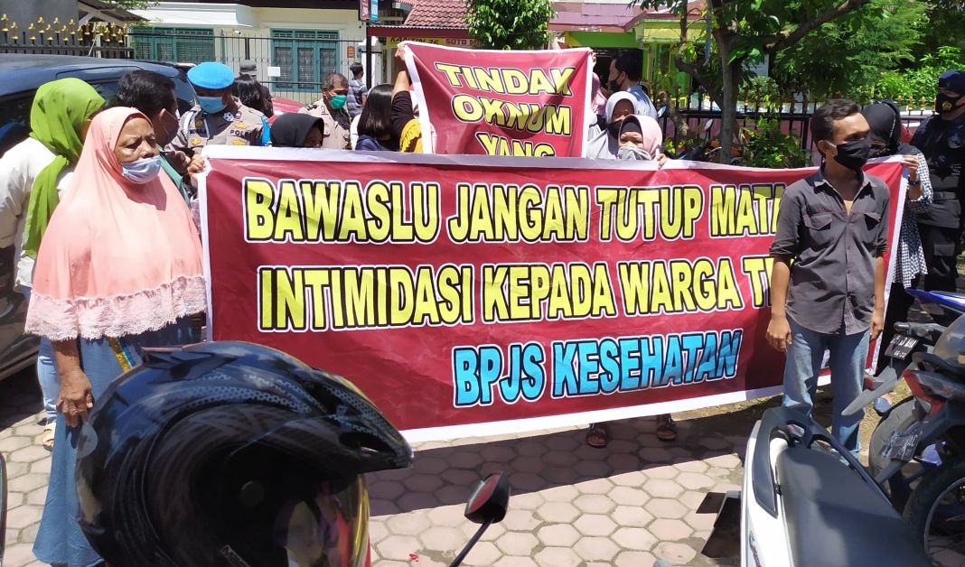Mamak Mamak Geruduk Bawaslu Medan Tuntut Pengintimidasi Warga Ditindak