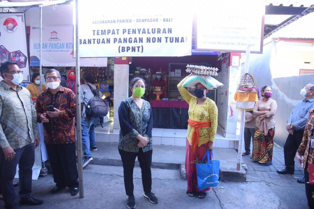 Warga Bali Menangis, Saat Puan Maharani Salurkan Bantuan