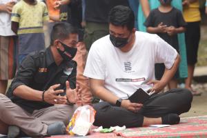 Relawan Bobby Nasution, Menggagas Pemasangan Wifi dan Sumbang Buku di Kampung Sejahtera 