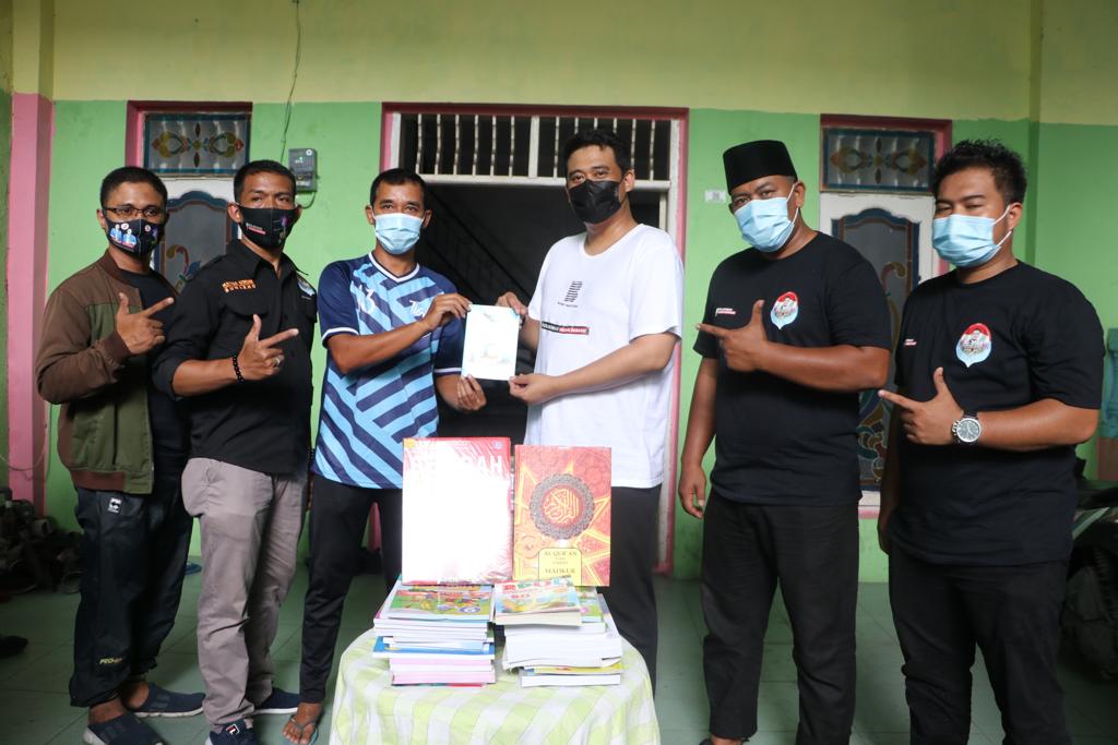 Relawan Bobby Nasution, Menggagas Pemasangan Wifi dan Sumbang Buku di Kampung Sejahtera