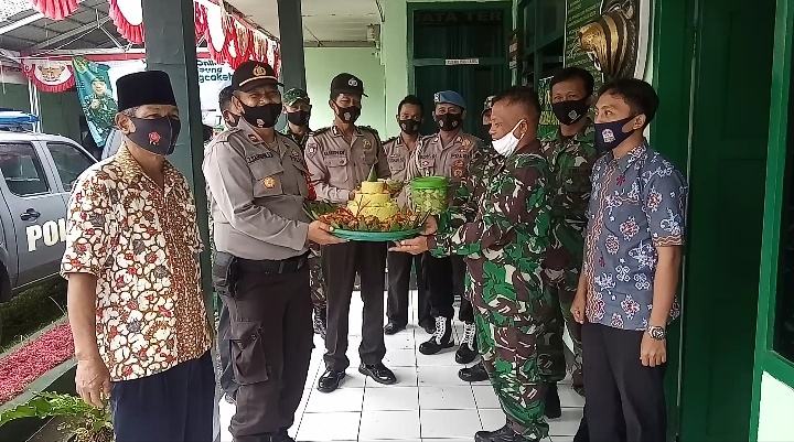 HUT ke-75 TNI, Polsek Pamarican Beri Hadiah ke Koramil 1316/Pamarican