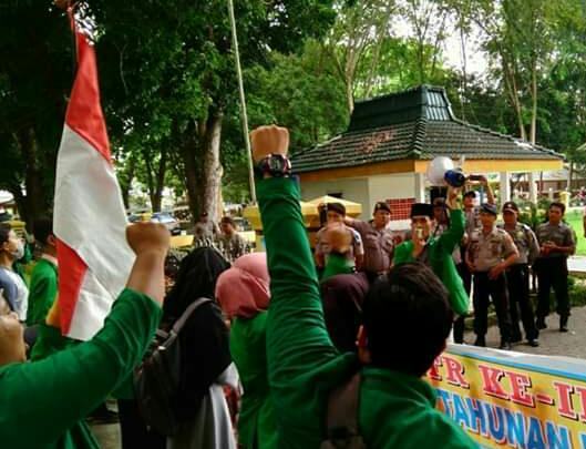 RUU Cipta Kerja Disahkan Jadi UU, Mahasiswa STAI JM Tanjung Pura Langkat Turun Aksi Tolak Omnibus Law