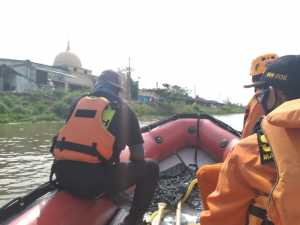 Tim SAR Gabungan, Cari Korban Tenggelam di Sungai Irigasi Jembatan KW 5 Karawang