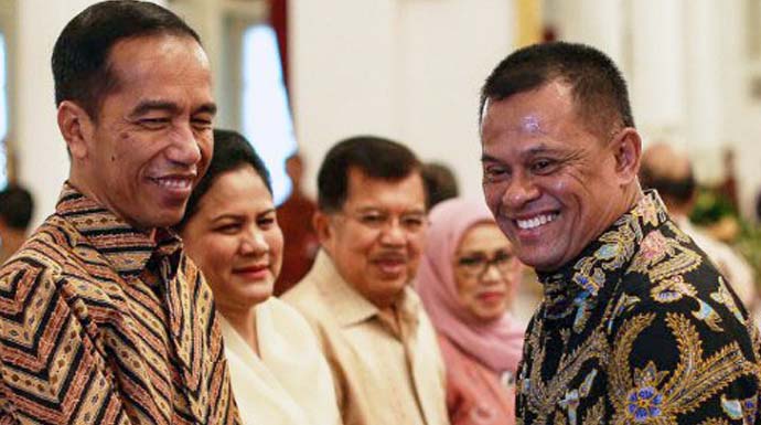 Deklarator KAMI Sebut Jokowi Berusaha Jinakan Gatot Nurmantyo dengan Bintang Mahaputera